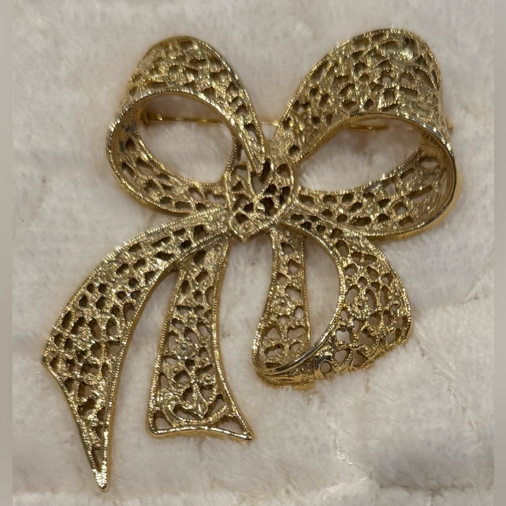 1928 extra large Gold Tone Filigree Bow Brooch